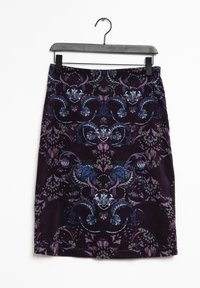 Sametová tužková sukně v tmavě fialové barvě s propracovanými květinovými a scrollovými vzory v modré a šedé. Visí na černém plastovém ramínku.