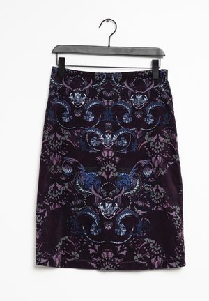 Falda lápiz de terciopelo en morado oscuro con intrincados patrones florales y de scroll en azul y gris. Cuelga de un perchero de plástico negro.