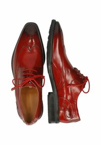 Rode leren brogues met een gepolijste afwerking. Voorzien van geperforeerde details, een ronde neus en een contrasterende zwarte rubberen zool. Veters zijn inbegrepen.
