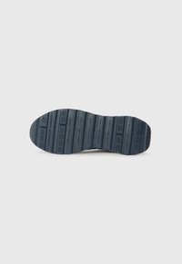 Suola di scarpa in gomma blu con motivi di presa texture, caratterizzata da strisce orizzontali e dettagli della marcatura in rilievo.