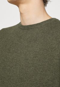 pure cashmere MEN CREW NECK SWEATER - Camisola - military