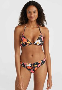 Completo bikini floreale nero con fiori rosa, arancioni e bianchi. Top triangolare con spalline sottili e slip a vita bassa coordinati nel design.