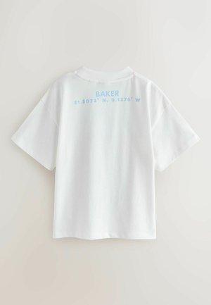 Valge puuvillane T-särk, millel on lühikesed varrukad ja mugav lõige. Tagaküljel on sinakashallis toonis tekst "BAKER" ja koordinaadid: "51.5072° N, 0.1276° W."