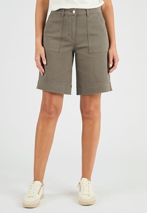 Pantaloni corti color kaki realizzati in misto cotone, con vita alta, due tasche frontali e risvolti. Abbinati a sneaker bianche.