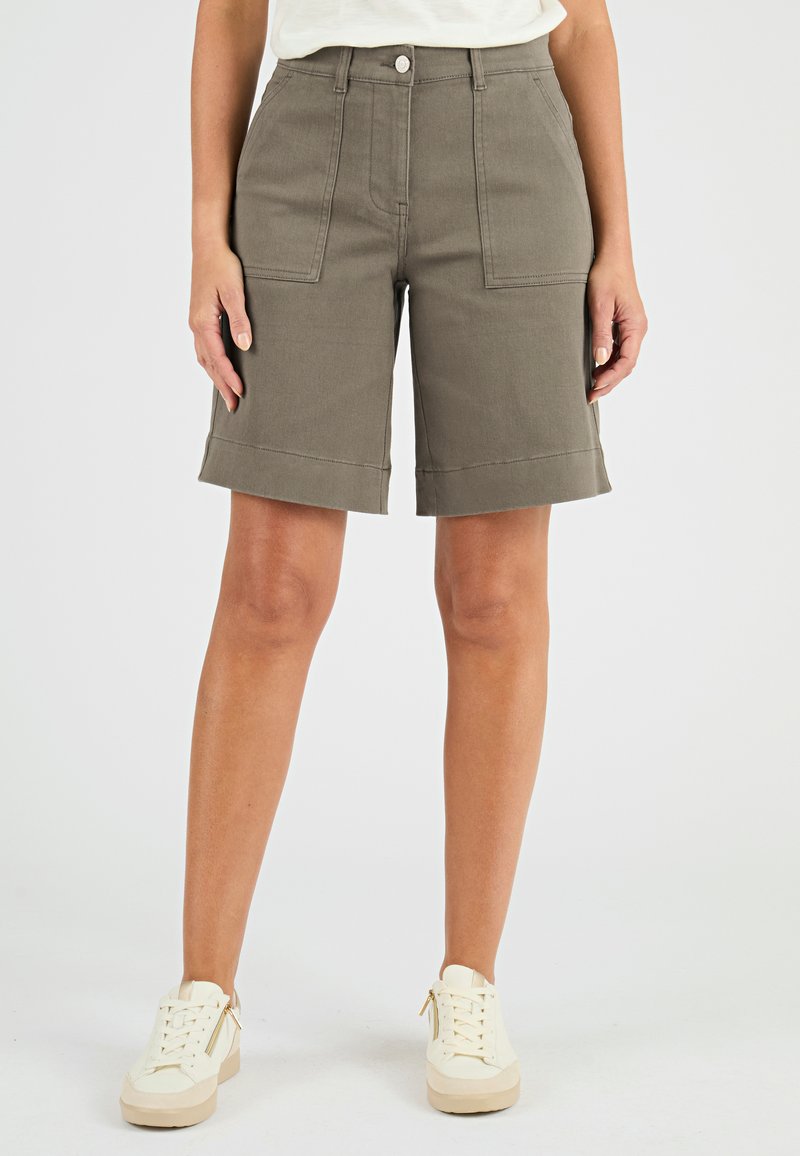 Pantaloni corti color kaki realizzati in misto cotone, con vita alta, due tasche frontali e risvolti. Abbinati a sneaker bianche.