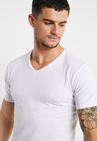 Carlo Colucci V-NECK 2 PACK - Jednoduché tričko - white
