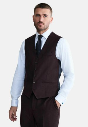 Bordeauxfarbener Weste mit fünf Knöpfen, Revers und einer einzelnen Tasche, kombiniert mit einem weißen Hemd und einer schwarzen Krawatte. Glatte Stoffoberfläche.