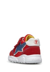 Sneaker in camoscio rosso e rete con accento blu a forma di stella, pannello del tallone bianco, interno giallo e suola in gomma bianca testurizzata.