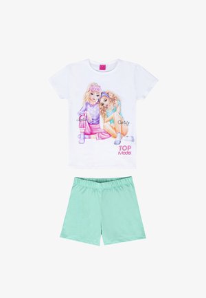 T-shirt bianco con grafica colorata di due ragazze, abbinato a pantaloni corti verde menta. Maniche corte e materiale in cotone morbido.