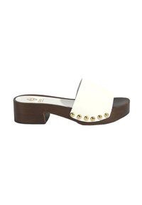 Witte sandaal met een houten blokhak en gouden studs, en een gladde bovenkant. De gestructureerde bruine zool contrasteert met het minimalistische ontwerp.