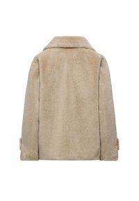 Beige nepbontjas met een zachte textuur, kraag en slanke mouwen met knoopdetails. De achterkant toont geen zichtbare sluitingen.