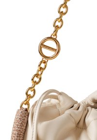 Cremfarbene Lederhandtasche mit gerafftem Design, ausgestattet mit einem goldenen Kettenriemen und einem strukturierten braunen Akzent am Griff.