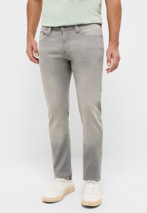 - Jeansy Slim Fit