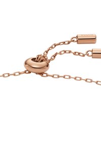 Roze gouden ketting met een ronde hanger die aan een schakelkettinkje is bevestigd, met verlengde schakelstukken en cilindrische accenten aan elk uiteinde.