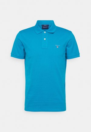 Niebieska koszulka polo z krótkim rękawem, z dwoma białymi guzikami i małym logo GANT na lewej piersi, regular fit i klasyczny kołnierzyk.