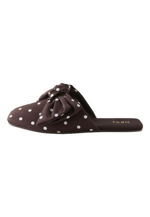 Brun slip-on flad sko med hvide prikker og en stor stofsløjfe på toppen, flad sål, og "NEXT" trykt på indersålen.