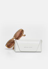 Sončna očala Michael Kors s kostanjevimi degradacijskimi lečami, pretirana velikost, angularna zasnova, priložena teksturirana bela torbica.