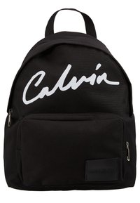 Czarna plecak wykonany z trwałego materiału, z wyraźnym białym logo, przednią kieszenią na zamek błyskawiczny oraz naszywką z brandingiem po boku.