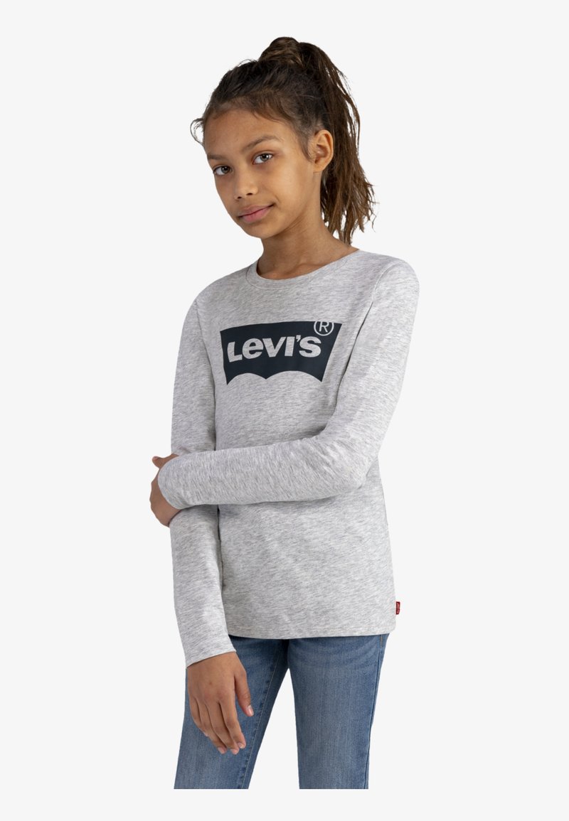 Camiseta gris de manga larga con un logo negro de Levi's en el pecho. Textura suave, cuello redondeado y diseño ajustado. Sin patrones visibles.