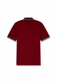 Polo bordeaux con colletto classico e accenti a righe blu navy e azzurro chiaro, maniche corte e una texture in cotone morbido.