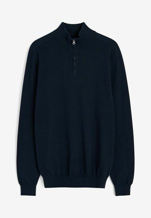 Marineblauwe pullover trui met een hoge nek, halve rits, ribgebreide manchetten en zoom. Gemaakt van zacht gebreid materiaal met een gladde textuur.