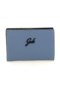 Portafoglio in pelle blu con finitura testurizzata; presenta un logo nero sul davanti; forma rettangolare compatta; bordi cuciti; nessuna ferramenta visibile.