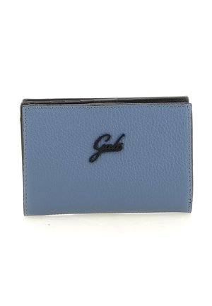 Portafoglio in pelle blu con finitura testurizzata; presenta un logo nero sul davanti; forma rettangolare compatta; bordi cuciti; nessuna ferramenta visibile.