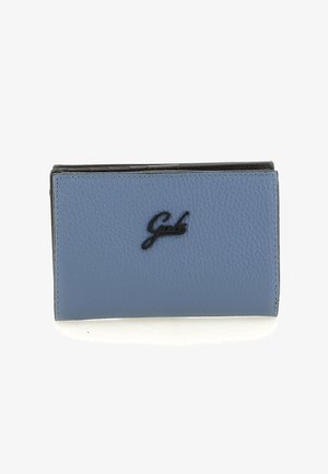 Portafoglio in pelle blu con finitura testurizzata; presenta un logo nero sul davanti; forma rettangolare compatta; bordi cuciti; nessuna ferramenta visibile.