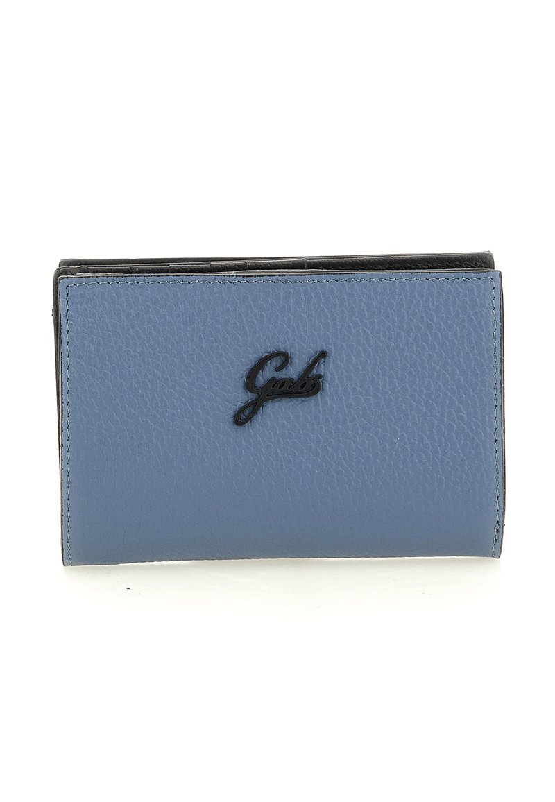 Portafoglio in pelle blu con finitura testurizzata; presenta un logo nero sul davanti; forma rettangolare compatta; bordi cuciti; nessuna ferramenta visibile.
