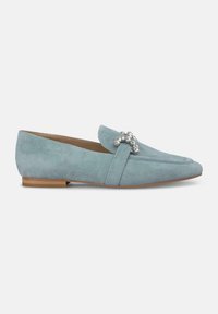 Lichtblauwe suède loafers met een platte hak, voorzien van een decoratief element van heldere rhinestones over de bovenkant.