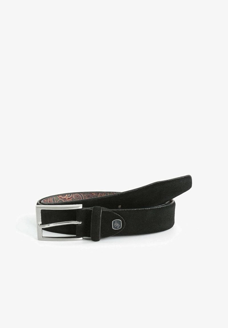 Schwarzer Wildledergürtel mit einer rechteckigen silbernen Metallschnalle; verfügt über ein gemustertes Innenfutter und ein dezentes Logo am Riemen.