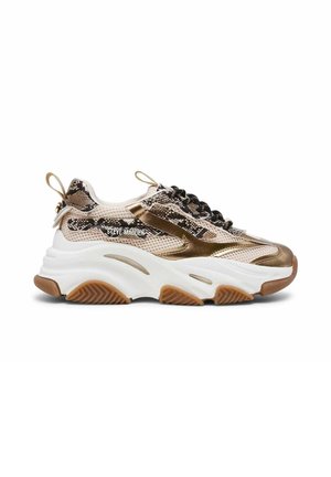 Sneaker robusta con suola bianca, tomaia stampa serpente marrone e beige, lacci neri e scritta "Steve Madden" sul lato.