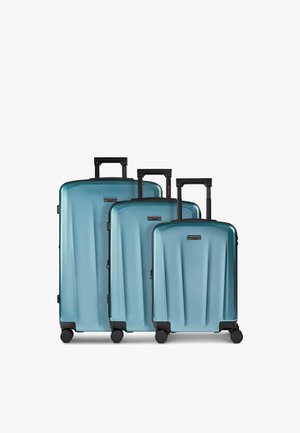 Drei blaue Hartschalenkoffer mit schwarzen Teleskopgriffen und vier Spinner-Rollen, von groß bis klein auf einem weißen Hintergrund angeordnet.