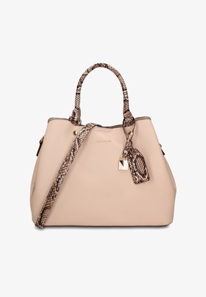 Beige handtas met getextureerde handgrepen met slangenprint, afneembare schouderriem en bijpassend label met goudkleurig slotdetail.
