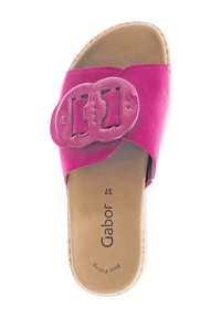 Roze suède slipper met een grote glanzende gesp. Beschikt over een gevoerde binnenzool en een textuur, lichte zool. Geen hakontwerp.