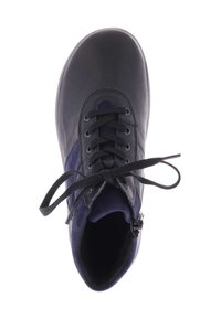 Zwarte leren en marineblauwe suède enkelboot met vetersluiting, ronde neus, gestructureerde zijkanten en een ritssluiting aan de zijkant.