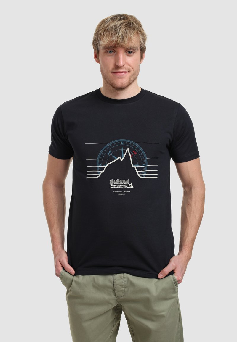 Camiseta negra con un gráfico de montaña que presenta elementos de brújula azul y líneas blancas. El material parece suave y tiene un cuello redondo.