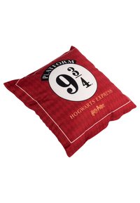 Cuscino quadrato rosso con motivo a rombi, dotato di un distintivo circolare bianco con la scritta "PLATFORM 9¾" e "HOGWARTS EXPRESS".
