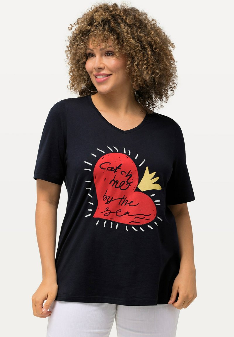 Ulla Popken CATCH ME BY THE SEA GRAPHIC - Triko s potiskem - navy blue