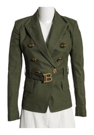 Blazer croisé vert olive avec boutons dorés et ceinture assortie ornée d'une grande boucle dorée en forme de "B".