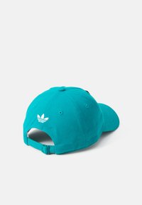 Cappellino da baseball in cotone color teal con visiera curva, cinturino regolabile e logo bianco sul retro. Caratterizzato da un design a sei pannelli e fori di ventilazione.