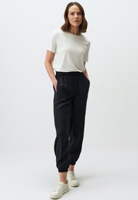 Jimmy Key ELASTIC WAIST NARROW LEG WITH POCKETS - Jogginghose - black