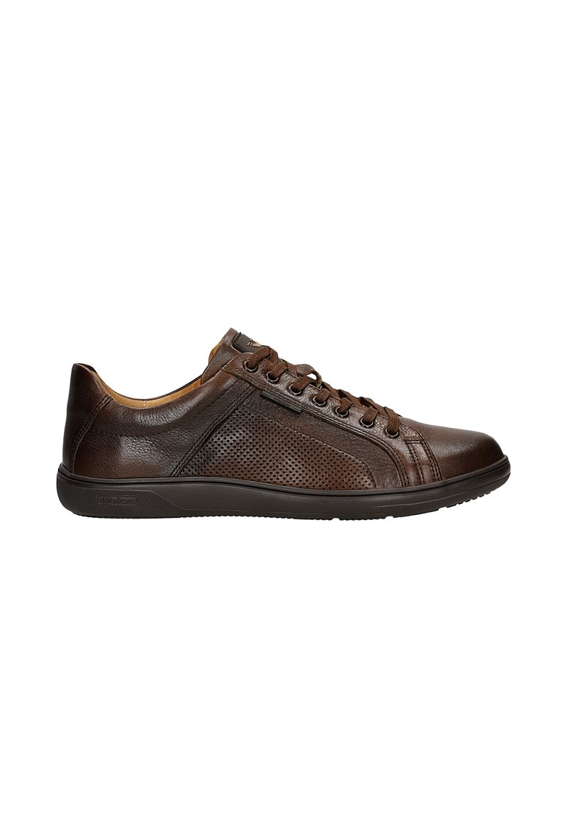 Scarpa in pelle marrone con design perforato, punta rotonda, suola piatta e cuciture a contrasto. Presenta un sistema di allacciatura frontale e colletto imbottito.