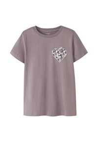 T-shirt à manches courtes en coton de couleur lavande, arborant un design de cœur floral avec le texte "love" en blanc sur le côté gauche de la poitrine.