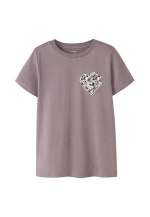 Camiseta de manga corta en color lavanda, hecha de algodón, con un diseño de corazón floral y el texto "amor" en blanco en la parte izquierda del pecho.