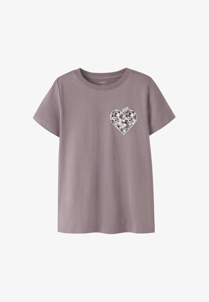 Camiseta de manga corta en color lavanda, hecha de algodón, con un diseño de corazón floral y el texto "amor" en blanco en la parte izquierda del pecho.