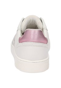 Baskets en cuir blanc avec un accent de talon métallique rose, design arrondi, col rembourré et semelle en caoutchouc texturé.