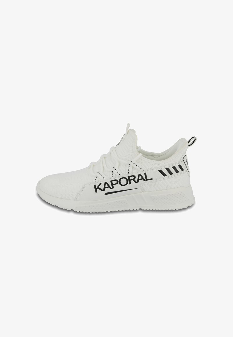 Baskets blanches avec une tige en maille, arborant le logo noir "KAPORAL", des accents texturés et une boucle au talon pour un enfilage facile.