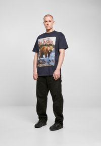Upscale by Mister Tee Trükipildiga T-särk - navy