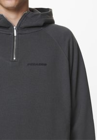 Pegador LOGO OVERSIZED HALF ZIP HOODIE - Kapucni - washed volcano grey